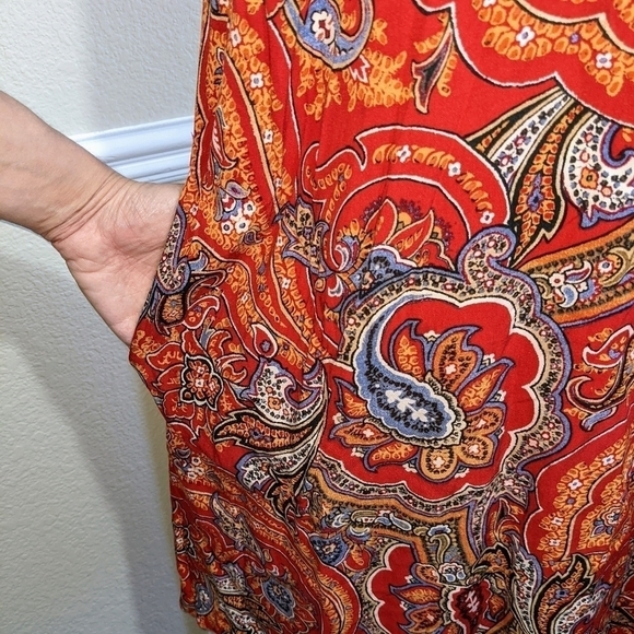 Scarlet Sleeveless Dress with Pockets - Picture 7 of 9